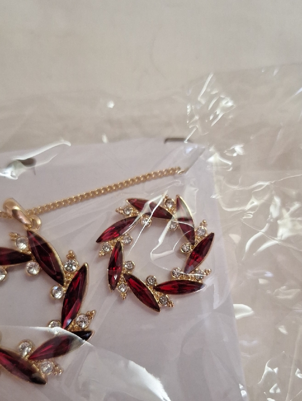 Avon Red Festive Facets Necklace and Earring Set - Picture 9 of 12